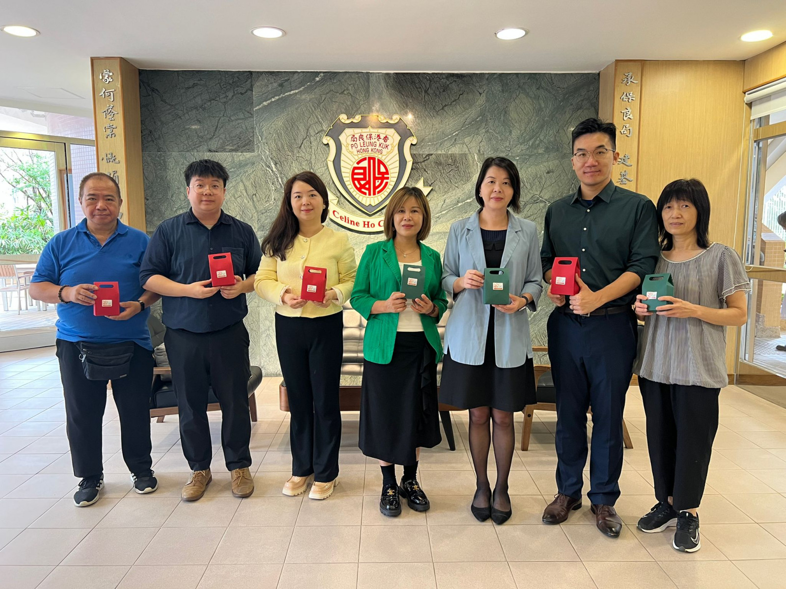 家教會致送敬師日禮物予教職員